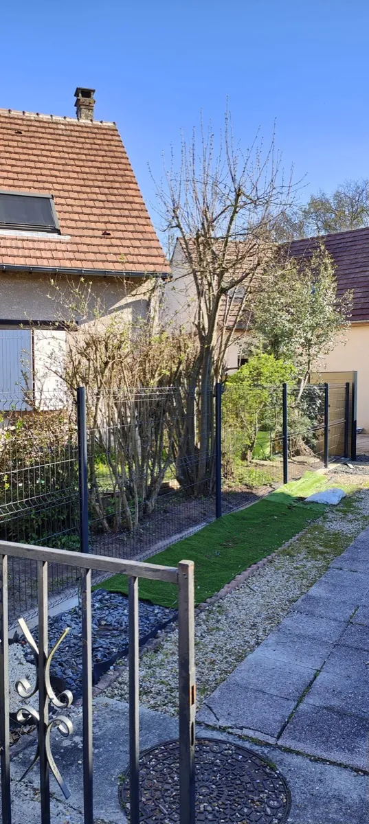 Arbre taillé en fond de jardin, chantier rendu propre après passage